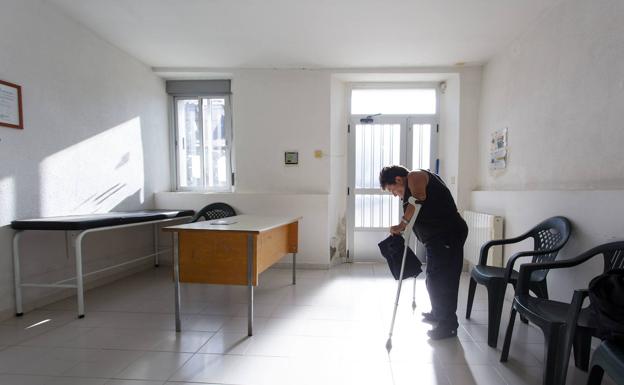 Imagen principal - Arriba, Rufina Martín, en el consultorio de Grisuela. Debajo, Pascuala Martín y Verónica González esperan su turno. Sala de enfermería. 