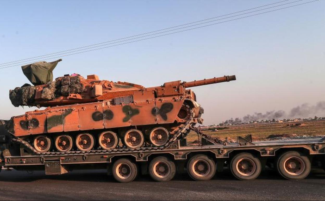 Un convoy militar turco se dirige a la frontera noreste con Siria.