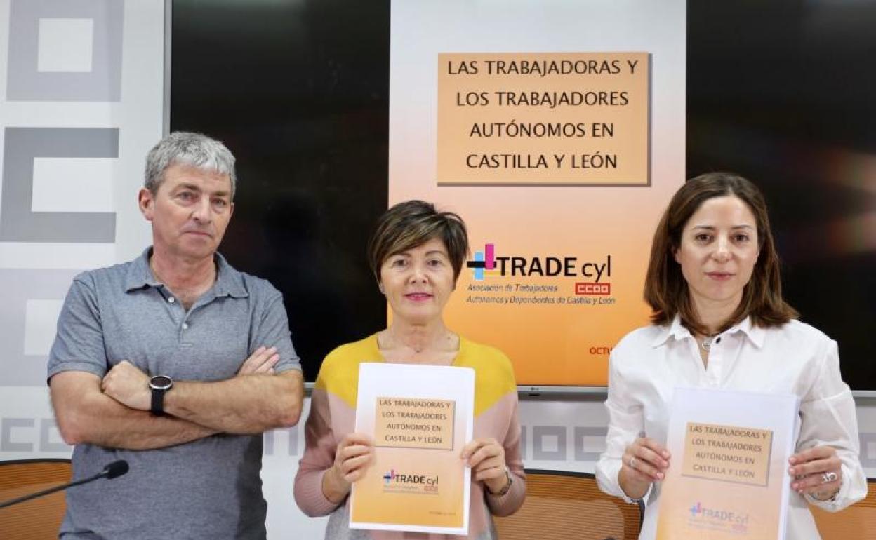 Luis Fernández Gamazo, Rosa Eva Martínez y Sara González, de CC OO. 