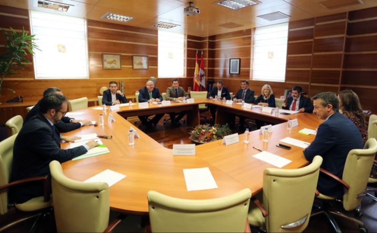 Representantes de PP, Ciudadanos, Vox, UPL y Por Ávila, ayer durante la reunión con la consejera de Sanidad, Verónica Casado.