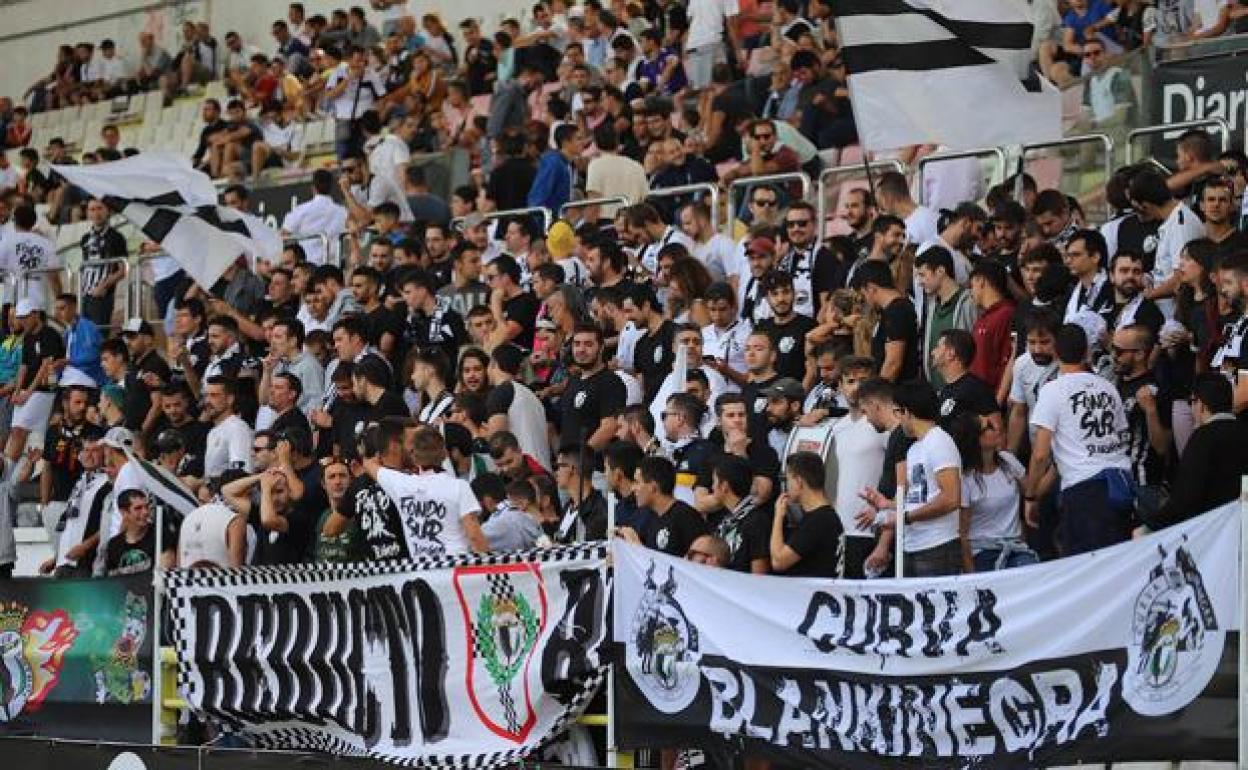 Aficionados del Burgos CF en El Plantío. 