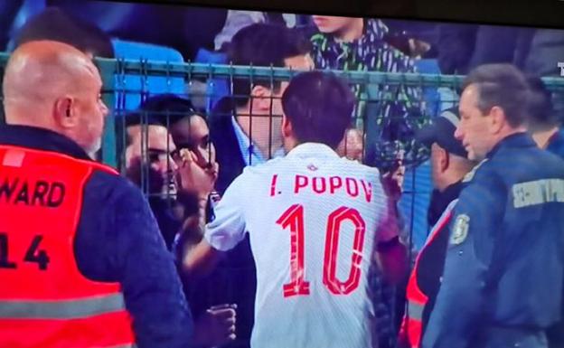 El capitán Popov se dirige a los hinchas búlgaros que estaban haciendo el saludo nazi en la grada del Vasil Levski 