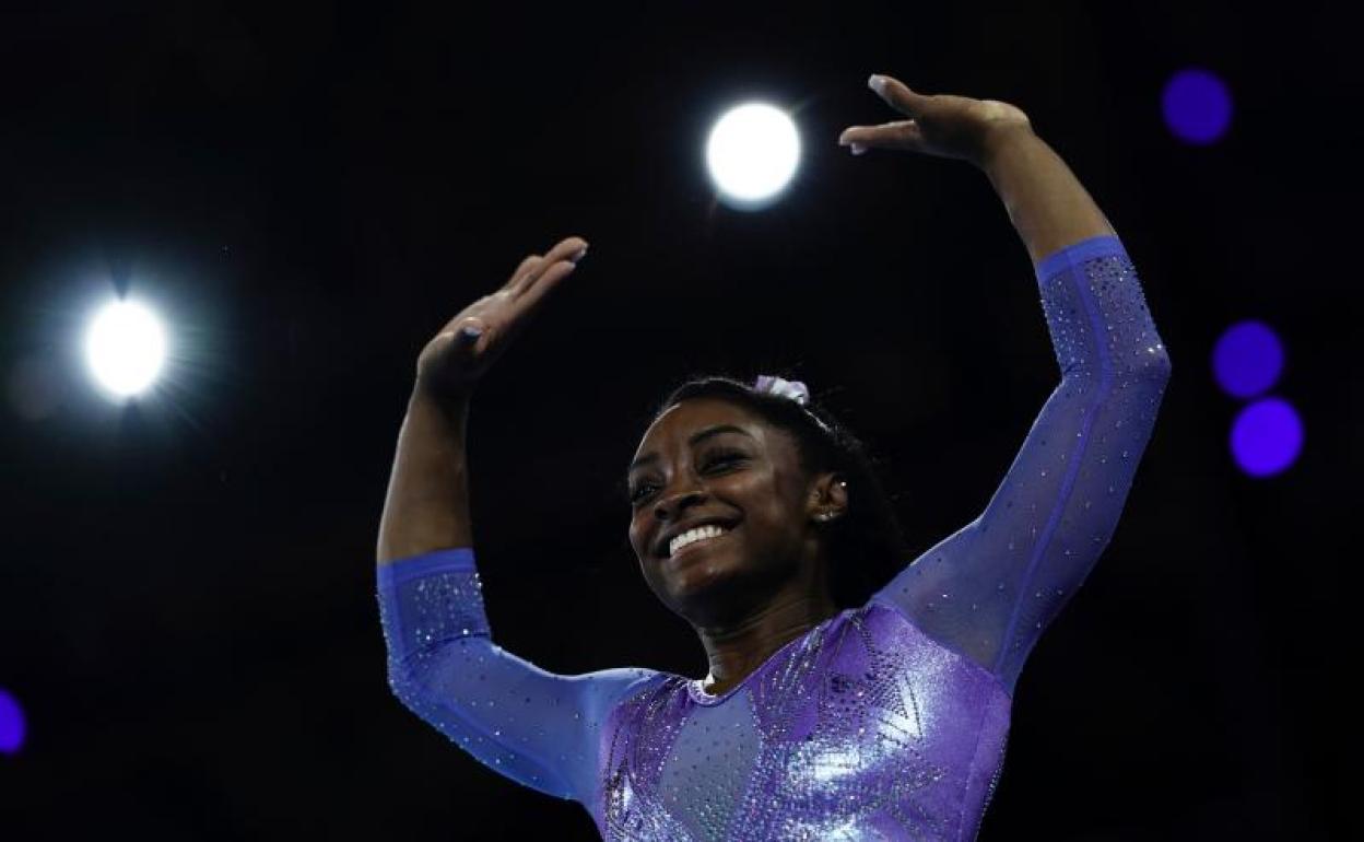 Simone Biles, durante un ejercicio en los Mundiales de Stuttgart.