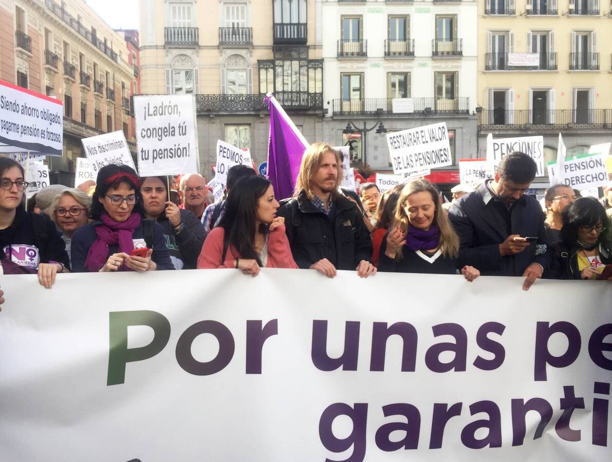 El secretario autonómico de Podemos, Pablo Fernández se suma a los pensionistas en Madrid y promete defender el sistema público.