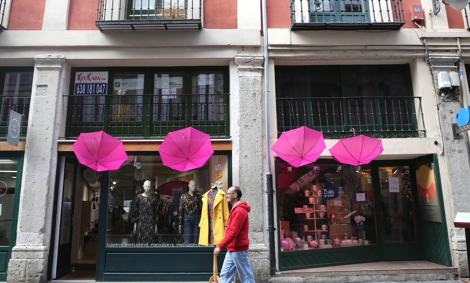 Paraguas rosas en los balcones para conmemorar el Día Internacional de la Lucha contra el Cáncer de Mama.