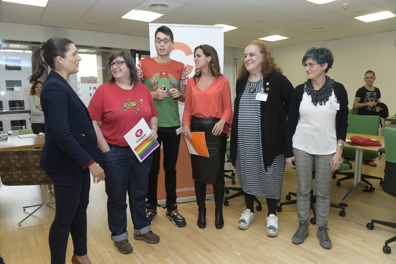 La portavoz del Grupo de Cs en las Cortes, Carlota Amigo, y la candidata al Congreso por Valladolid Soraya Mayo se reúnen, con miembros del colectivo LGTBI+.