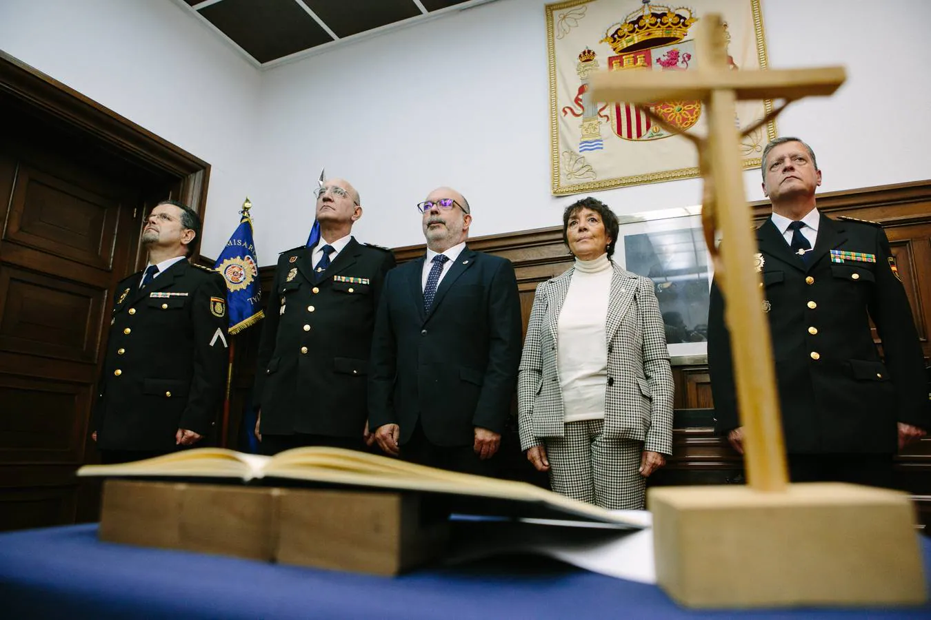 La delegada del Gobierno en Castilla y León, Mercedes Martín, preside el acto de toma de posesión del nuevo Comisario de la Policía Nacional, Honorio Pérez (i).