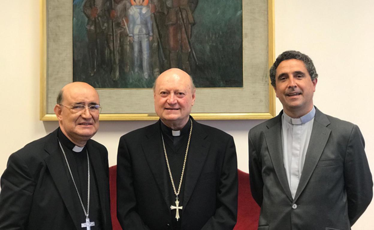 Visita del arzobispo de Burgos Fidel Herráez Vegas (i) y el vicario general Fernando García Cadiñanos (d), al Pontifico Consejo para la Cultura el pasado 4 de junio, Gianfranco Ravasi, (centro).