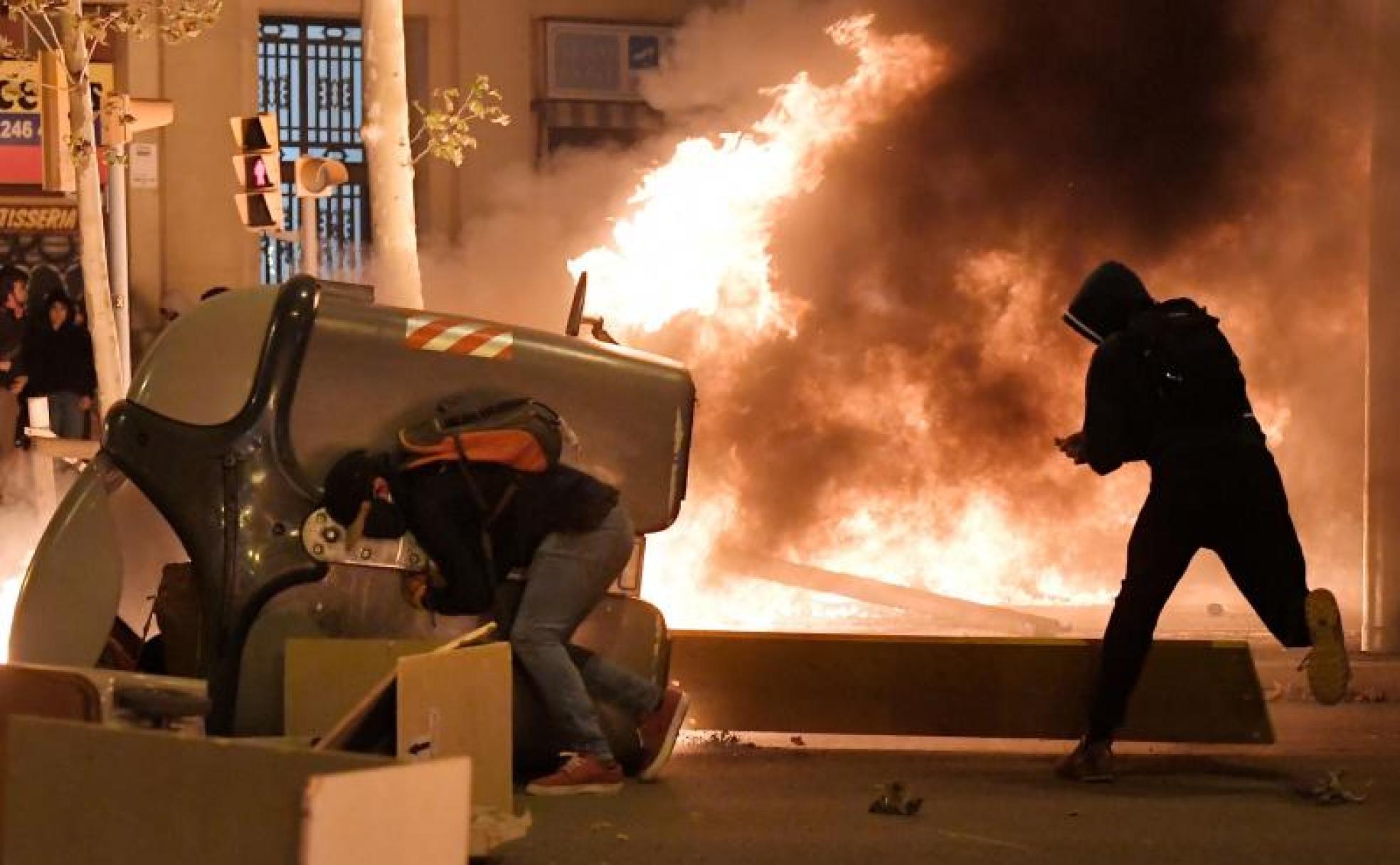 Contenedores incendiados ayer en Barcelona