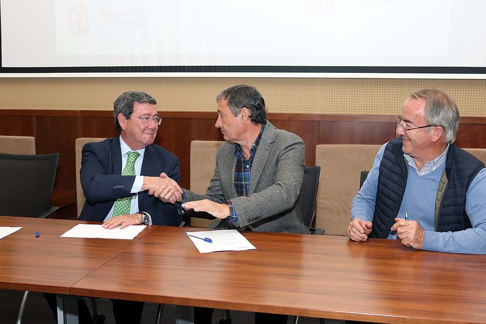 Foto de familia de clubes deportivos y Diputación de Burgos