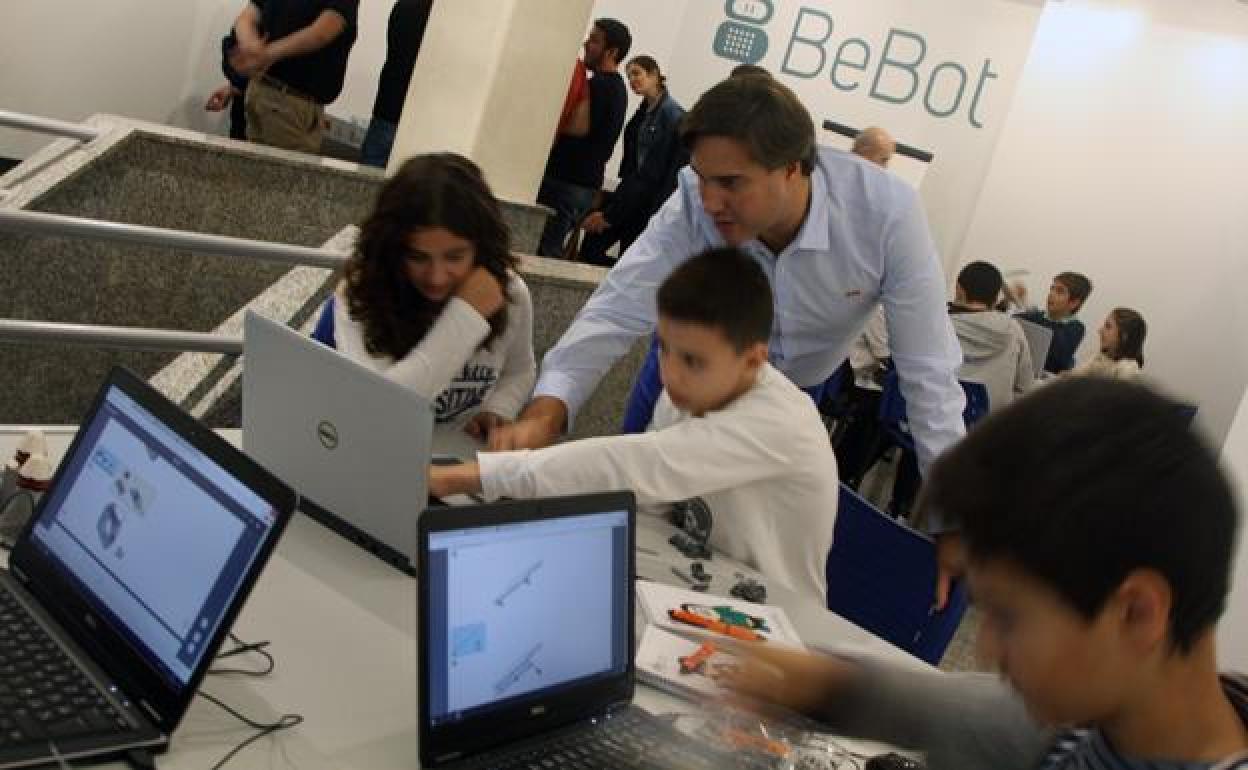 Varios niños participan en un taller del programa Bebot.