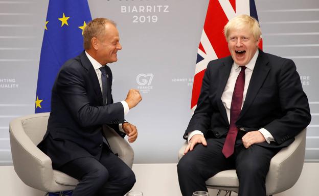 Donald Tusk y Boris Johnson.