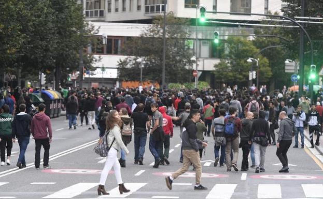 Cientos de personas en la manifestación contra la sentencia del 'procés' en Bilbao.