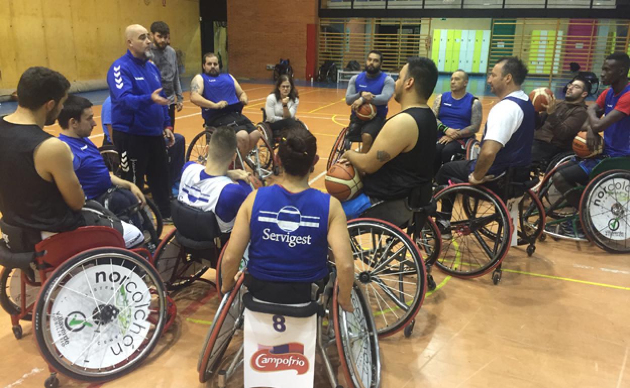 Los jugadores del Servigest siguen las explicaciones de su entrenador en su último entrenamiento. 