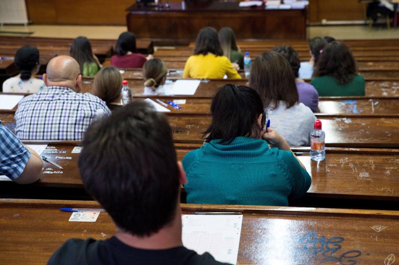 Algunos de los aspirantes, realizando el examen en Madrid. 