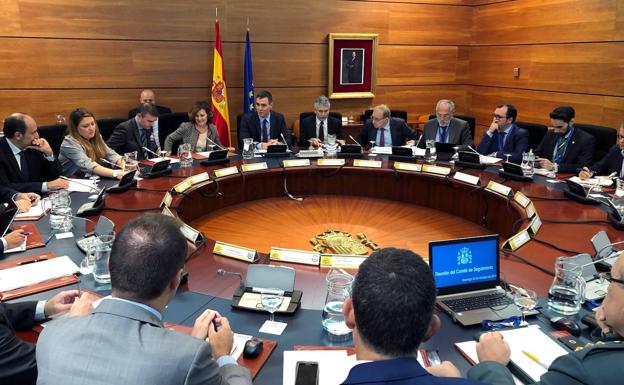 Pedro Sánchez preside el comité de seguimiento de la crisis en Cataluña.