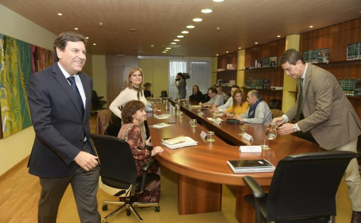 Los consejeros Carlos Fernández Carriedo (izq.) y Ángel Ibáñez (dcha.), este lunes en la reunión con los sindicatos.