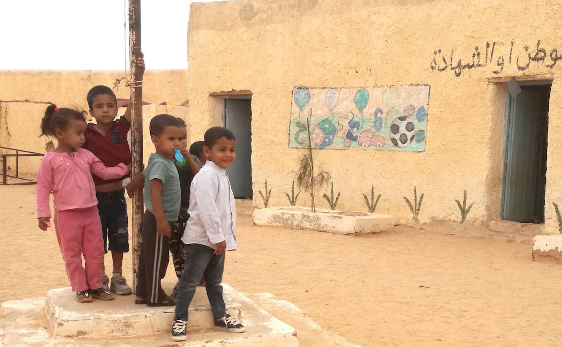 Un grupo de niños, en la guardería de MIyec, en los campos de refugiados saharauis. 