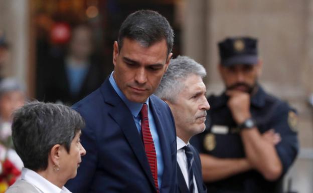 Pedro Sánchez, acompañado por el ministro del Interior, Fernando Grande-Marlaska y la delegada del Gobierno en Cataluña, Teresa Cunillera, a su salida de la Jefatura Superior de Policía de Barcelona 