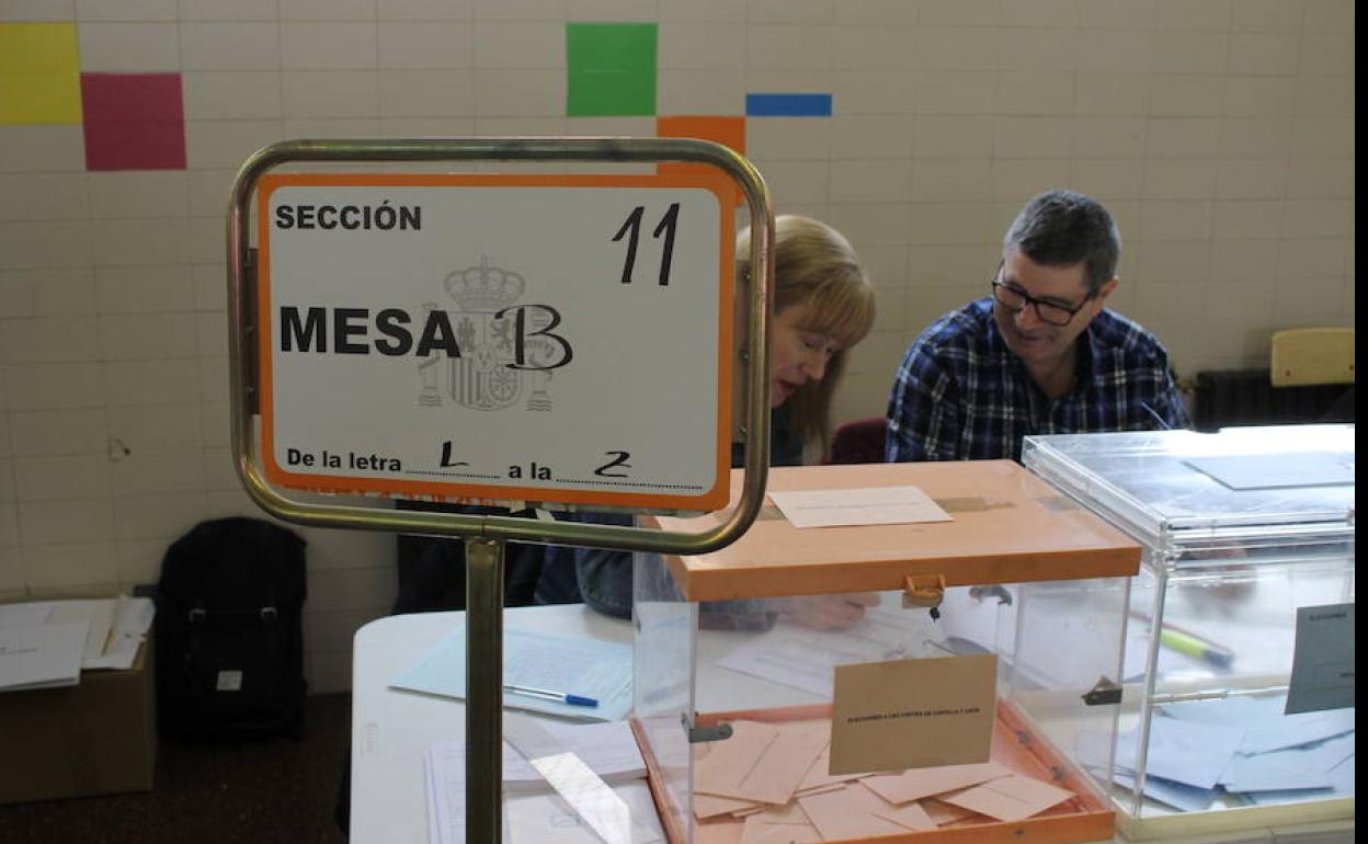 Imagen de una mesa electoral en Burgos