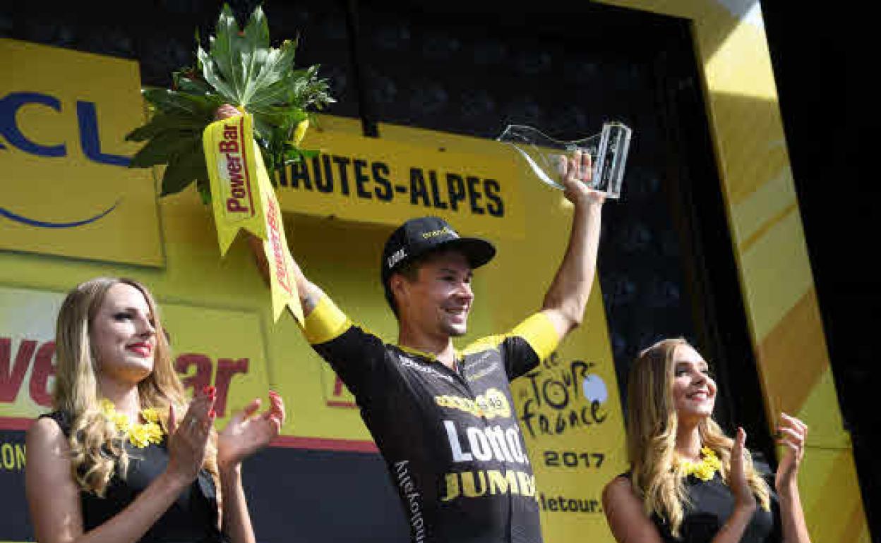 Roglic en el podio del Tour de Francia