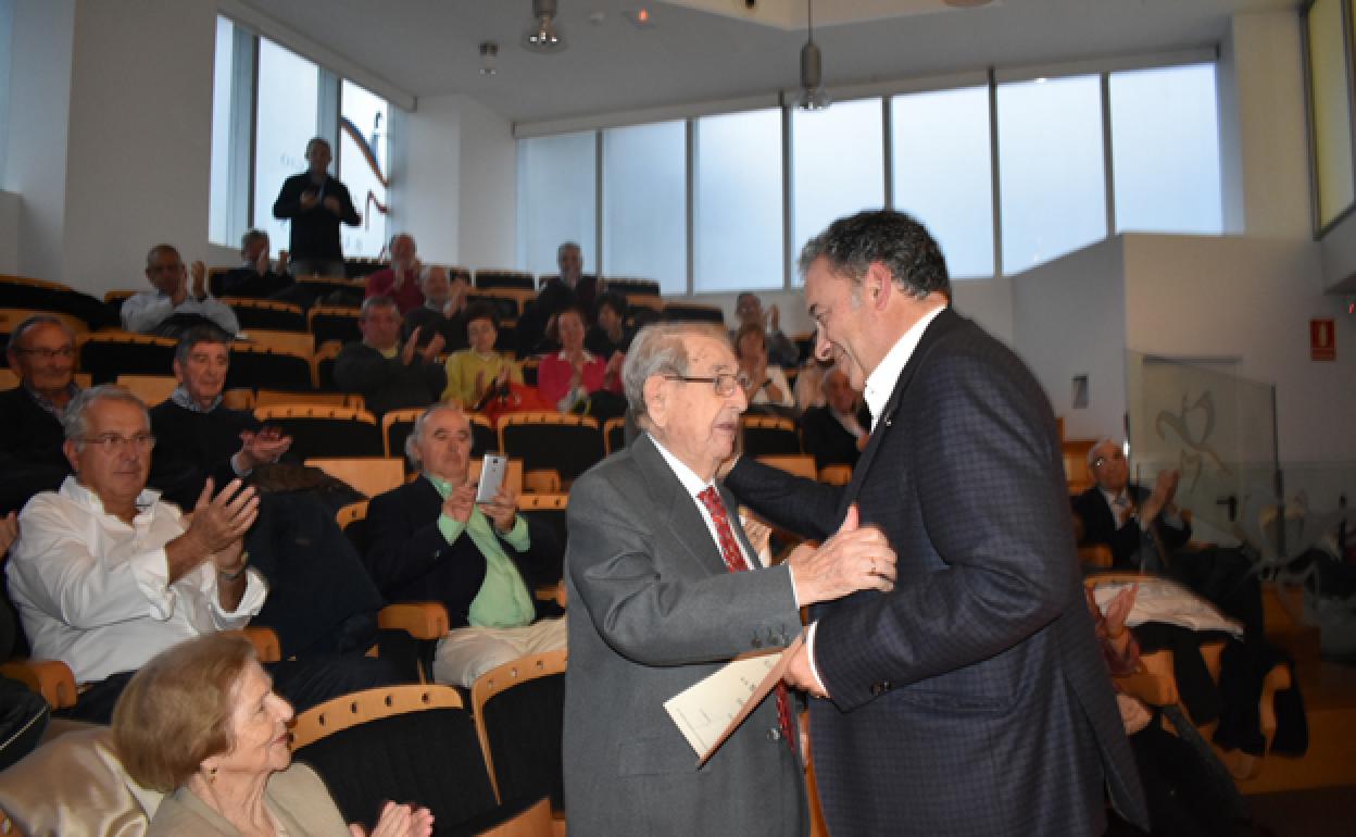 Joaquín Fernández de Valderrama, presidente del Colegio de Médicos de Burgos, saluda al homenajeado. 