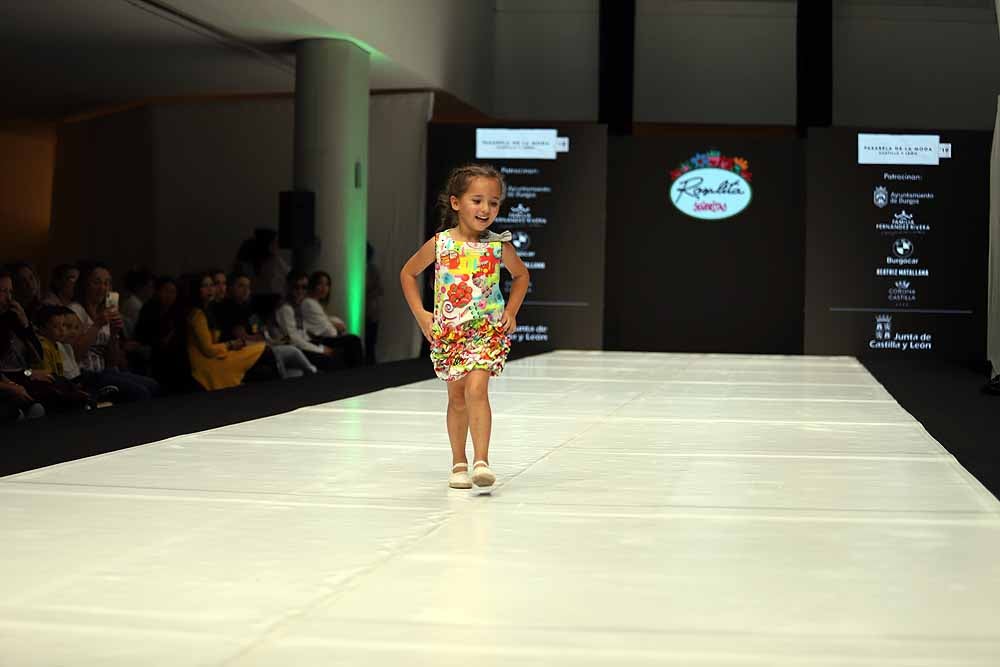 La marca Rosalita Señoritas, enfocada en moda para niños de entre 3 y 12 años, fue la encargada de abrir el desfile en Burgos, captando la atención de todos los espectadores, por la naturalidad de las más pequeñas.