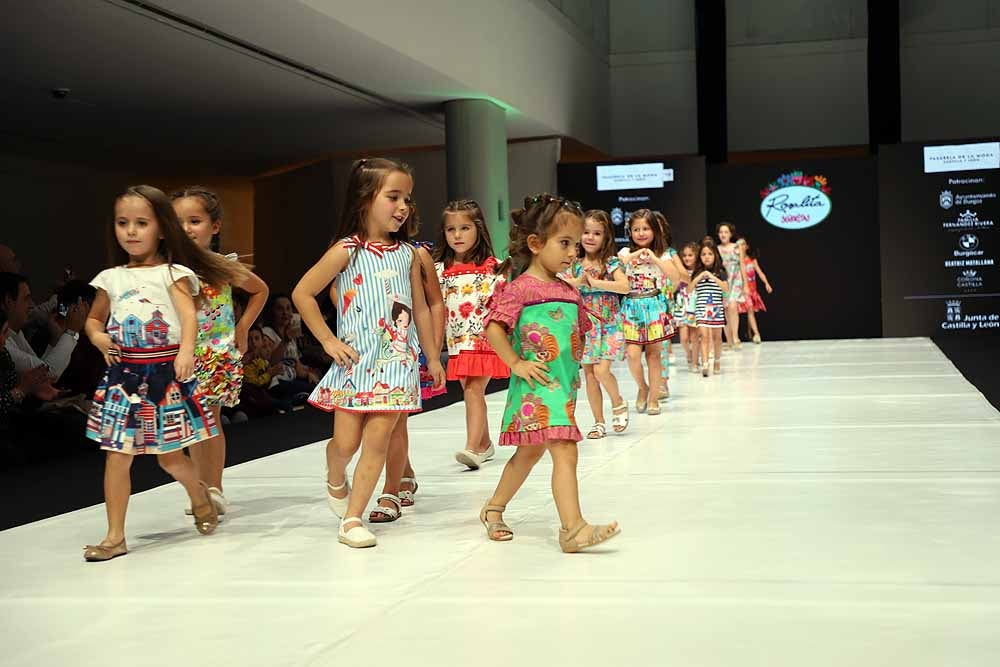 La marca Rosalita Señoritas, enfocada en moda para niños de entre 3 y 12 años, fue la encargada de abrir el desfile en Burgos, captando la atención de todos los espectadores, por la naturalidad de las más pequeñas.