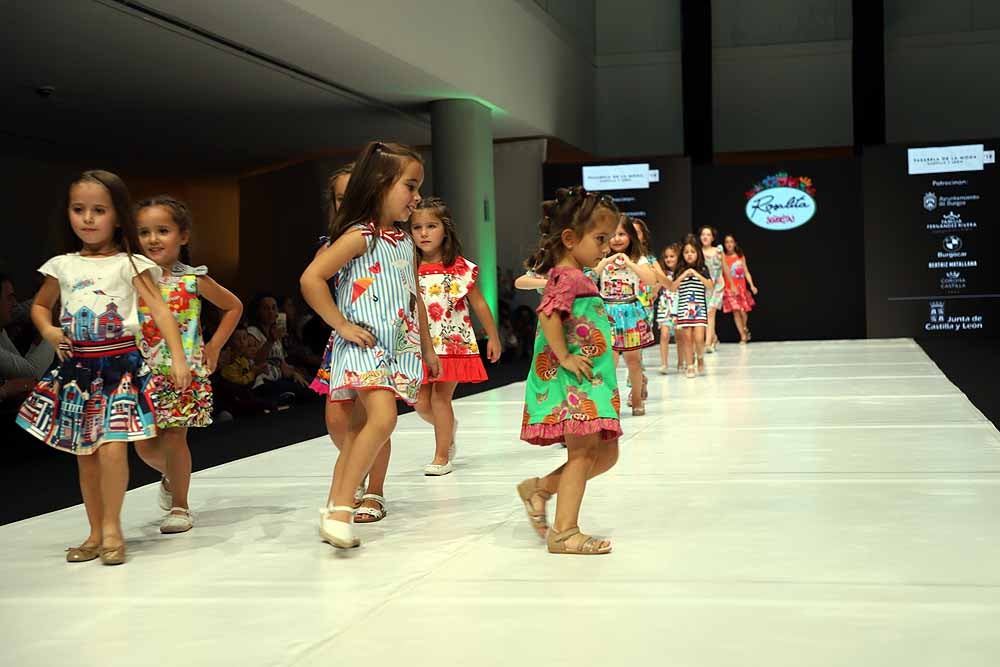 La marca Rosalita Señoritas, enfocada en moda para niños de entre 3 y 12 años, fue la encargada de abrir el desfile en Burgos, captando la atención de todos los espectadores, por la naturalidad de las más pequeñas.