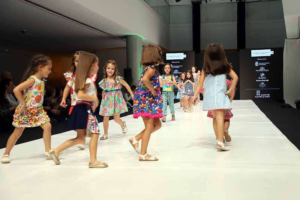 La marca Rosalita Señoritas, enfocada en moda para niños de entre 3 y 12 años, fue la encargada de abrir el desfile en Burgos, captando la atención de todos los espectadores, por la naturalidad de las más pequeñas.