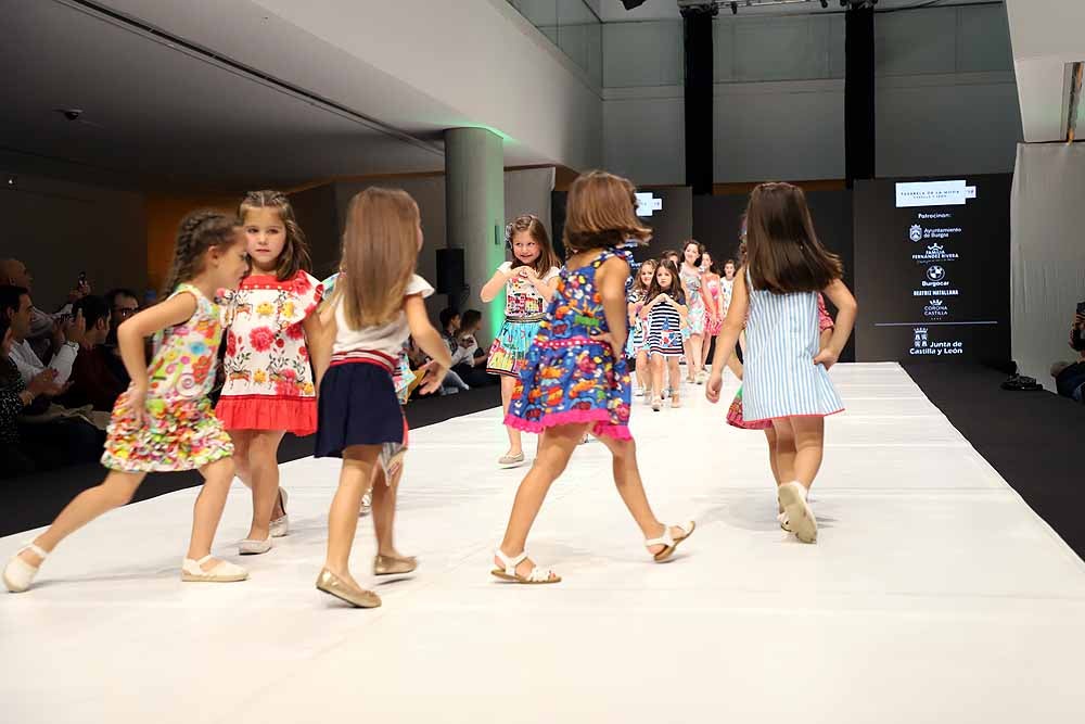 La marca Rosalita Señoritas, enfocada en moda para niños de entre 3 y 12 años, fue la encargada de abrir el desfile en Burgos, captando la atención de todos los espectadores, por la naturalidad de las más pequeñas.