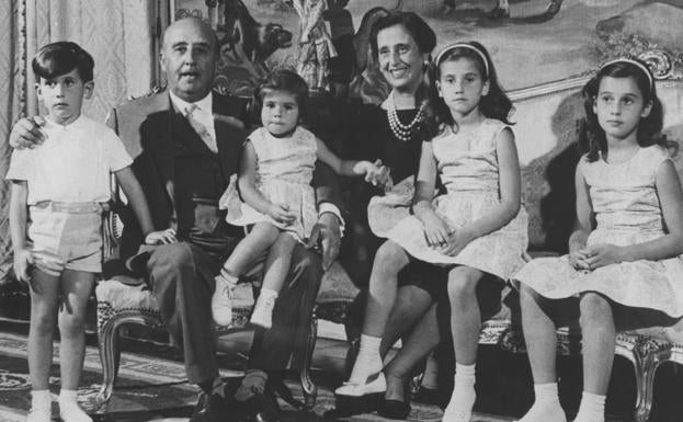 Franco y Carmen Polo, junto a cuatro de sus nietos.