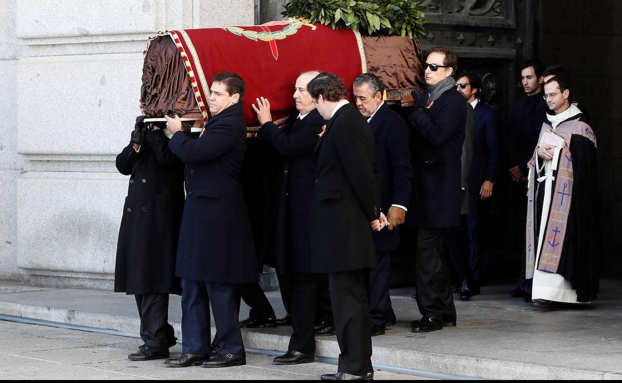 Los nietos y bisnietos de Franco sacan a hombros su féretro de la basílica del Valle de los Caídos. 