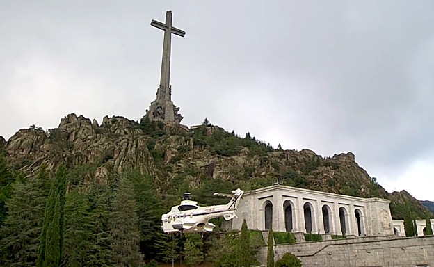 Directo | El féretro ya ha sido extraído de la fosa