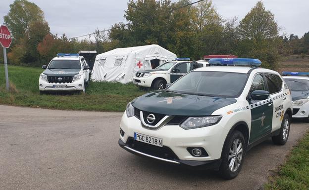 Dotaciones de la Guardia Civil junto al puesto de control. 