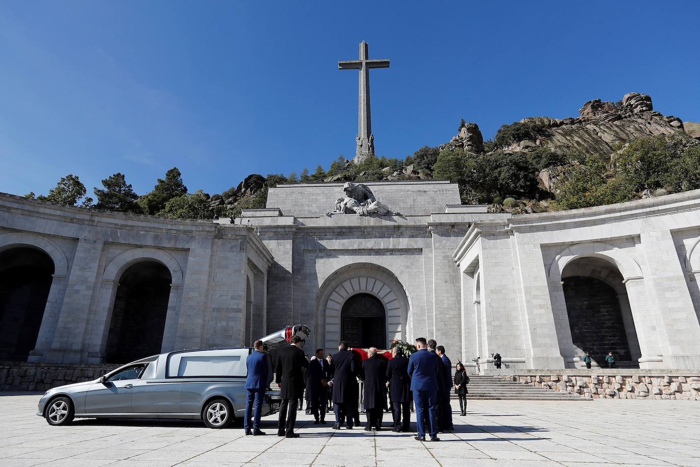 Familiares de Francisco Franco portan el féretro con los restos mortales del dictador tras su exhumación en la basílica del Valle de los Caídos