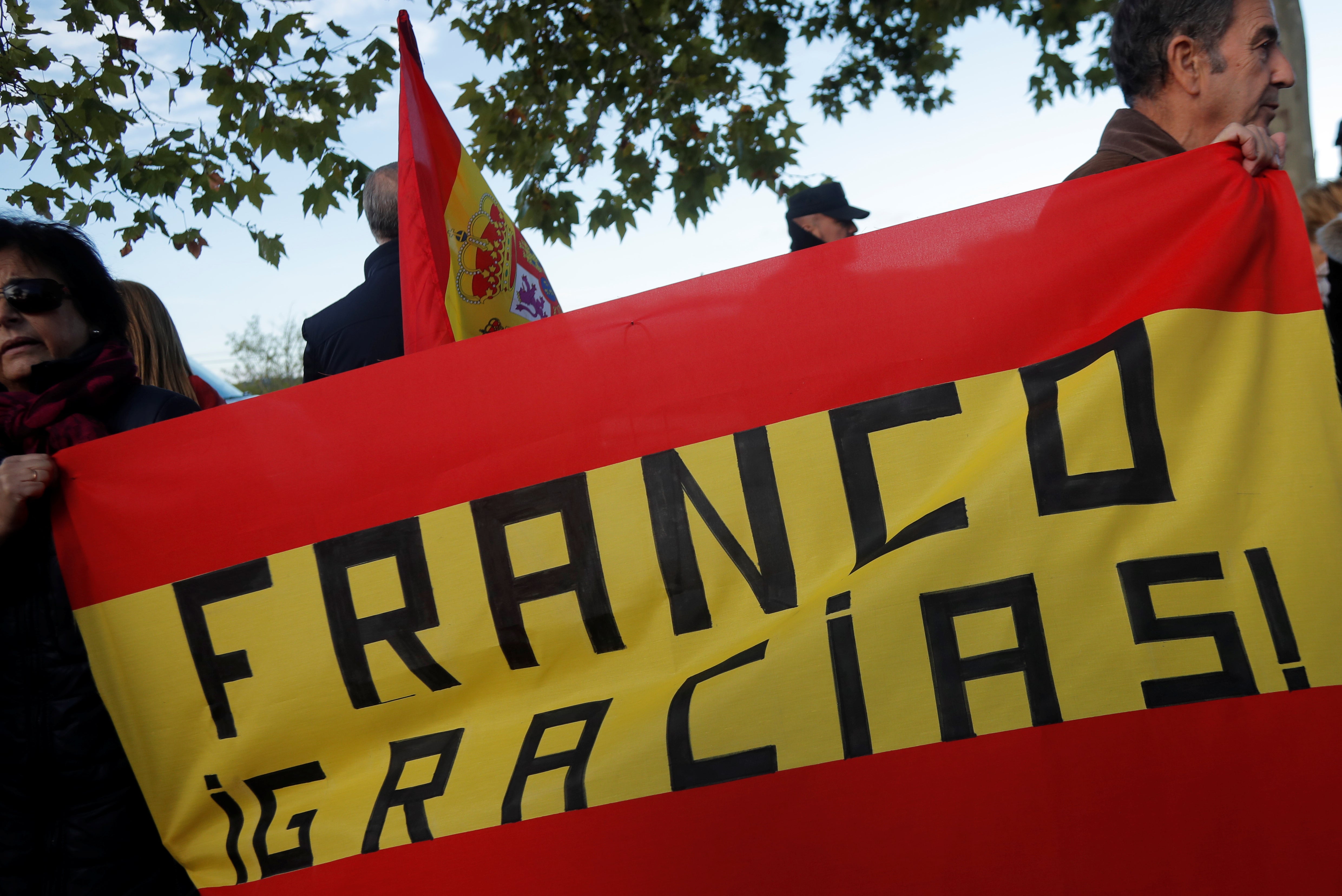 Simpatizantes de Franco sostienen una bandera en la que se lee '¡Gracias Franco!'