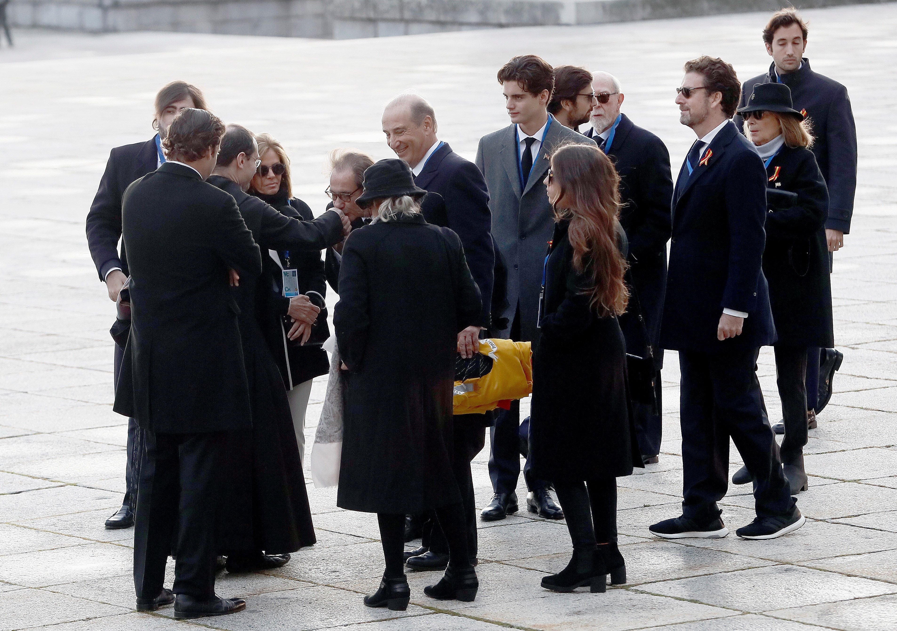 Familiares de Franco saludan a Santiago Cantera, prior de la abadía del Valle de los Caídos. 