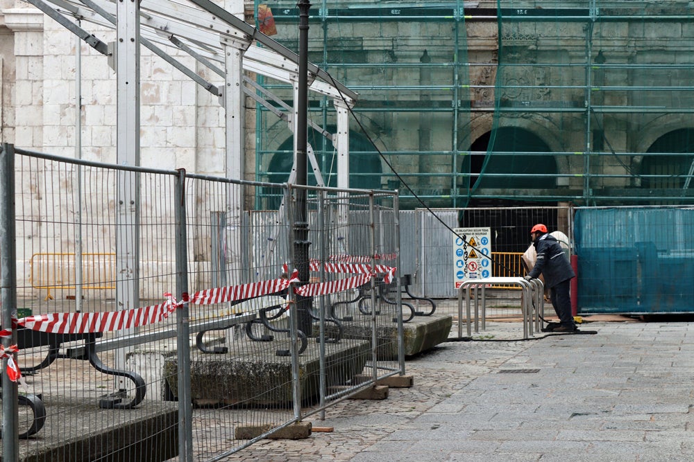 Imagen secundaria 1 - Comienza la instalación de la carpa para montar la nueva cubierta del Monasterio de San Juan