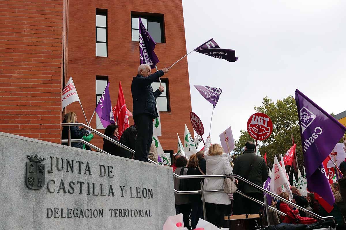 Un centenar de empleados públicos se ha concentrado a las puertas de la delegación territorial de la Junta de Castilla y León para exigir la vuelta a la jornada de las 35 horas | Los sindicatos ya han anunciado una huelga general para el 6 de noviembre. 