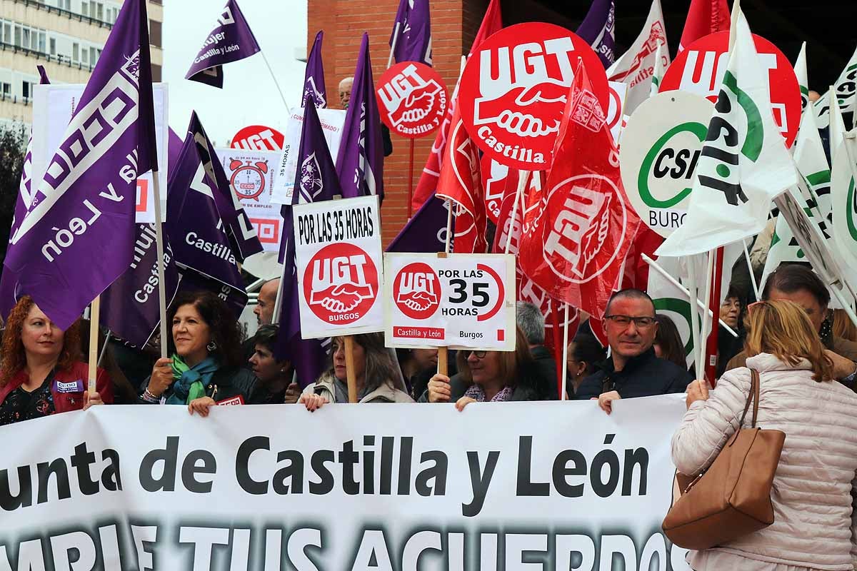 Un centenar de empleados públicos se ha concentrado a las puertas de la delegación territorial de la Junta de Castilla y León para exigir la vuelta a la jornada de las 35 horas | Los sindicatos ya han anunciado una huelga general para el 6 de noviembre. 