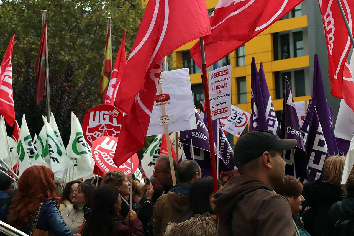 Un centenar de empleados públicos se ha concentrado a las puertas de la delegación territorial de la Junta de Castilla y León para exigir la vuelta a la jornada de las 35 horas | Los sindicatos ya han anunciado una huelga general para el 6 de noviembre. 