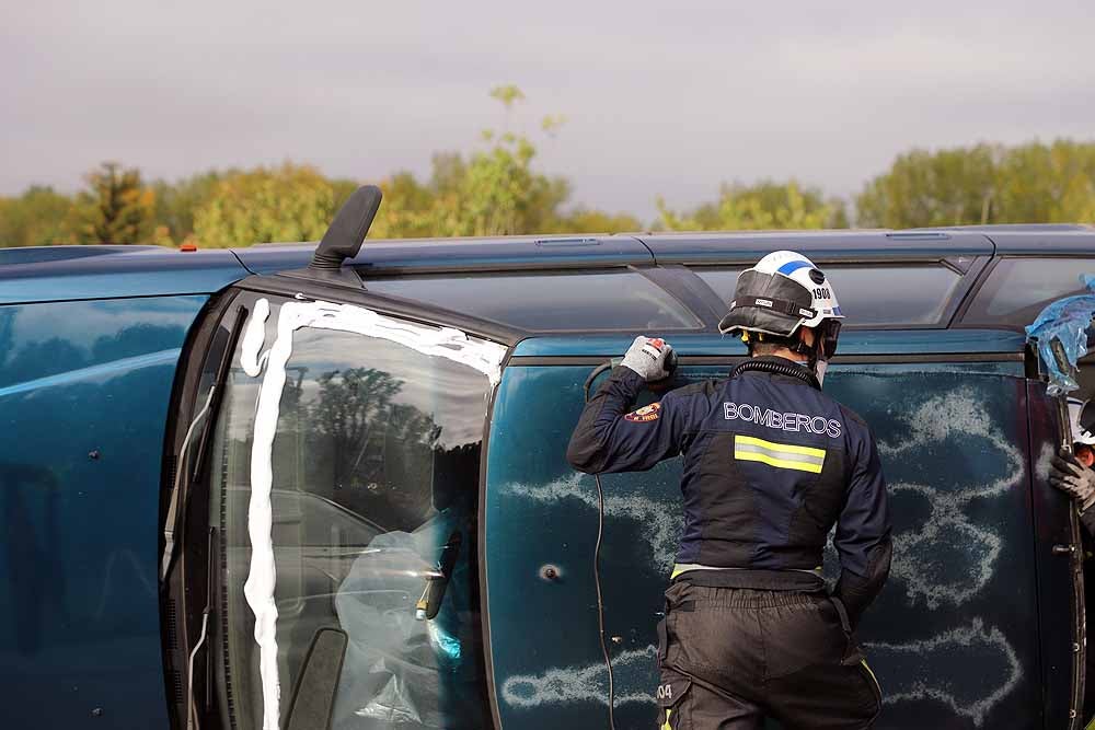 Fotos: Imágenes del simulacro de accidente de transporte escolar