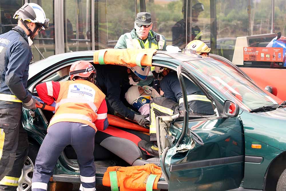 Fotos: Imágenes del simulacro de accidente de transporte escolar