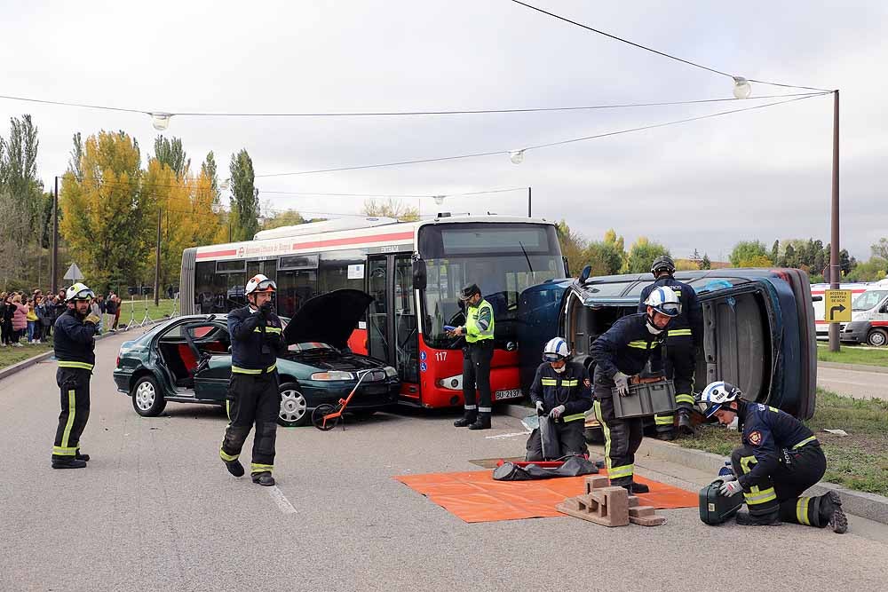 Fotos: Imágenes del simulacro de accidente de transporte escolar