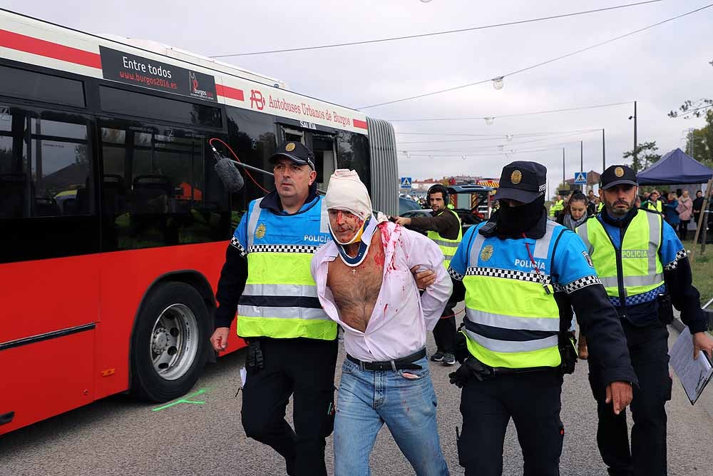 Fotos: Imágenes del simulacro de accidente de transporte escolar