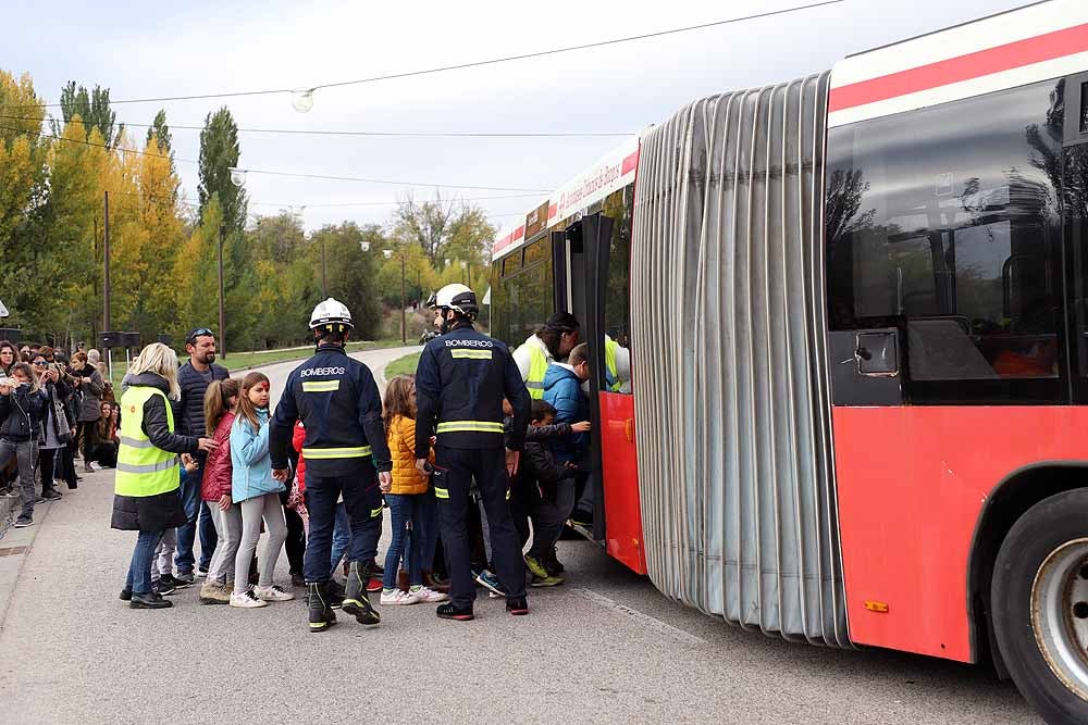 Fotos: Imágenes del simulacro de accidente de transporte escolar