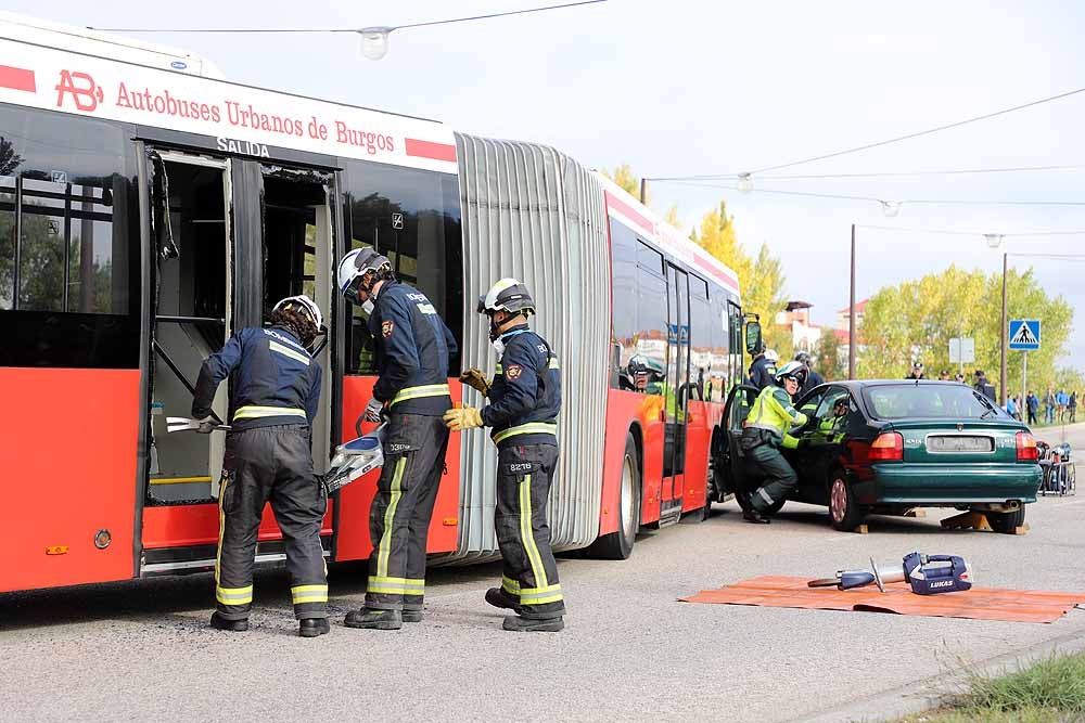 Fotos: Imágenes del simulacro de accidente de transporte escolar