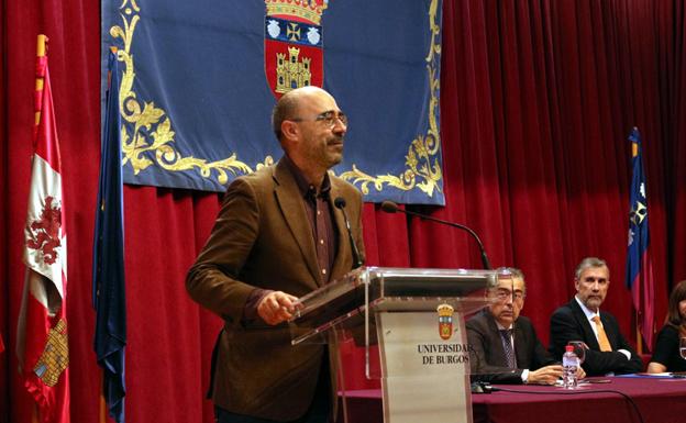 El escritor Óscar Esquivias, durante la lecttura de la lección inaugural. 