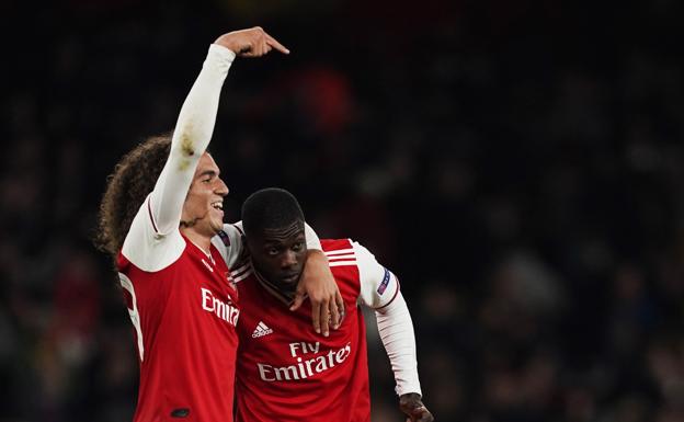 Nicolas Pepe es felicitado por Matteo Guendouzi, que pide reconocimiento para su compañero 